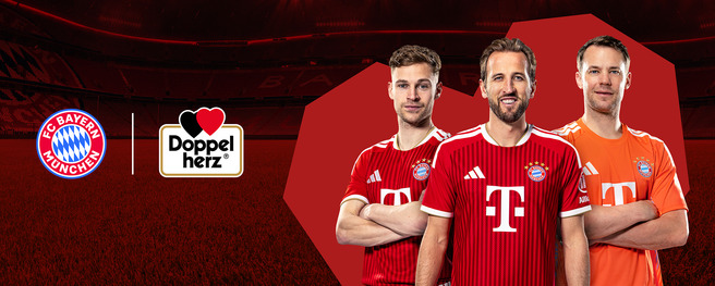 Three football players wearing FC Bayern Munich jerseys stand confidently in front of a red background. The player in the center wears a white jersey with the team logo, while the others wear red and orange jerseys. Logos for FC Bayern Munich and Doppel herz are displayed to the side.